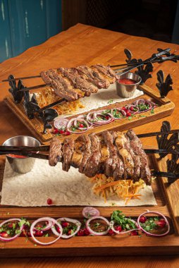 Sosisli ve sebzeli kuzu kebabı.