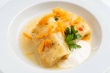 lahanodolmathes göre et suyu sosu ve dereotu ile 