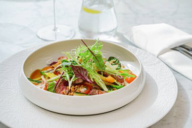 Restoranda biftekli salata.