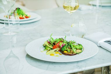 Kızarmış sebzeli ve fındıklı salata