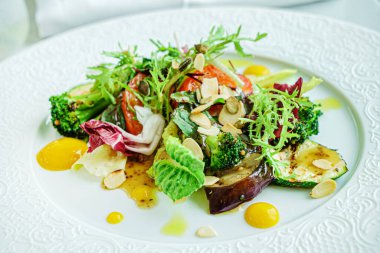 Kızarmış sebzeli ve fındıklı salata