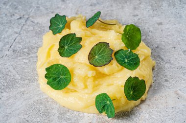 Nasturtiyum yapraklı patates püresi.