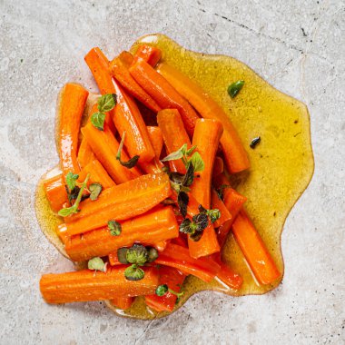 Zeytin yağı ve naneli kızarmış havuç.