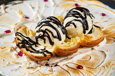 Tatlı, dondurma ve çikolata.