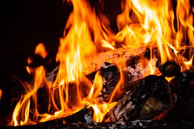 Gece ateş çukurunda parlayan közler