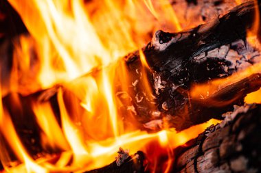 Gece ateş çukurunda parlayan közler