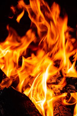 Gece ateş çukurunda parlayan közler