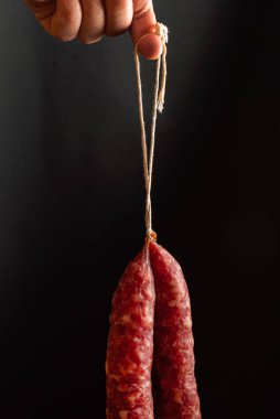 Siyah arka planda ev yapımı domuz sosisi.