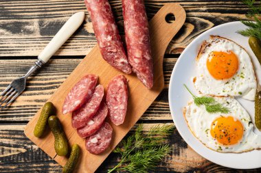 Yumurtalı, sosisli ve fasulyeli kahvaltı.