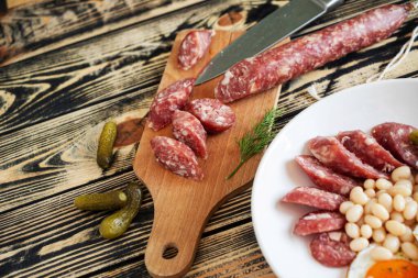 Yumurtalı, sosisli ve fasulyeli kahvaltı.