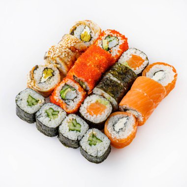 Beyaz arka planda suşi seti
