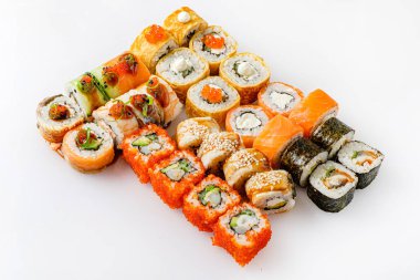 Beyaz arka planda suşi seti