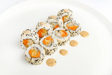 Suşi beyaz tabakta.