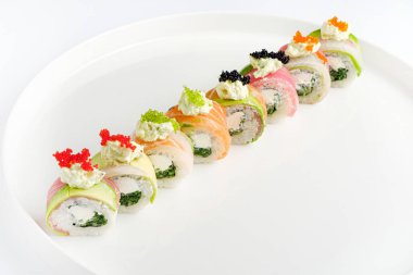 Suşi beyaz tabakta.