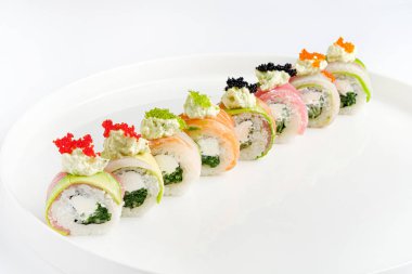 Suşi beyaz tabakta.