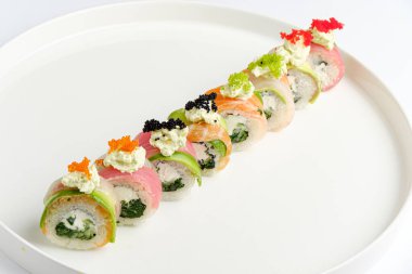 Suşi beyaz tabakta.