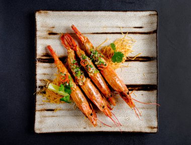 Masanın üzerinde yeni soyulmuş Arjantin eğrisi var.