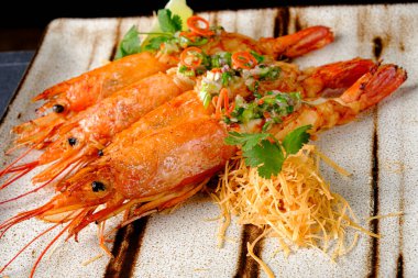 Masanın üzerinde yeni soyulmuş Arjantin eğrisi var.