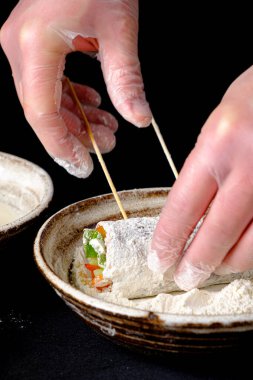 Şef restoranda tempura yapıyor.