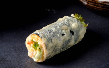 Şef restoranda tempura yapıyor.