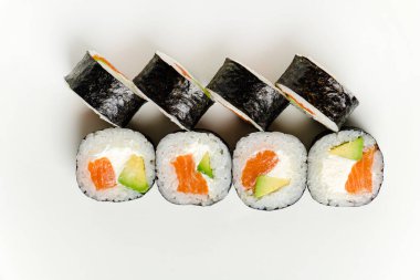 Beyaz arka planda suşi seti