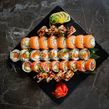Suşi siyah taşın üzerinde.