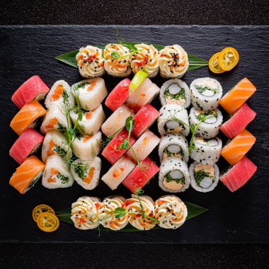 Suşi siyah taşın üzerinde.