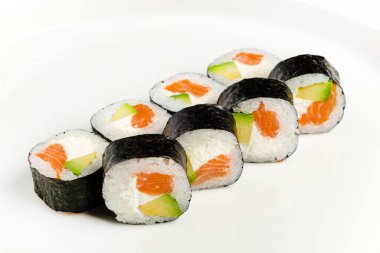 Beyaz arka planda suşi seti