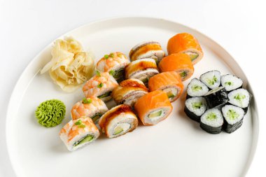 Beyaz arka planda suşi seti