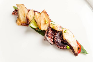 Beyaz tabakta deniz mahsulleri.