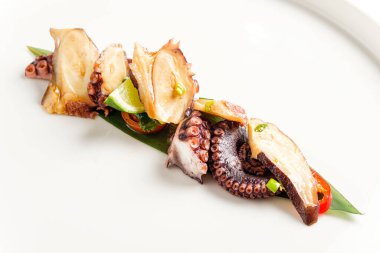 Beyaz tabakta deniz mahsulleri.