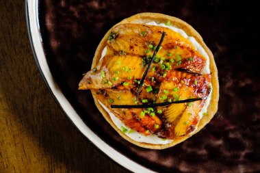 Pirinç ve otla tütsülenmiş yılan balığı.