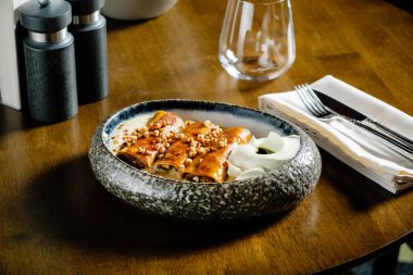 Ballı ve fıstıklı börek.