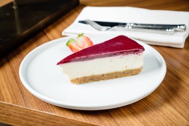 Çilekli ve çikolatalı cheesecake