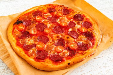 Sosisli ve soslu ev yapımı pizza.