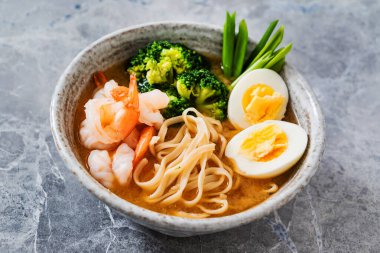 Erişte ve sebzeli Asya çorbası.