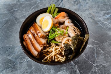 Erişte ve sebzeli Asya çorbası.