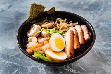 Erişte ve sebzeli Asya çorbası.