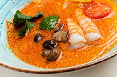 Karides ve mantarlı Asya çorbası.