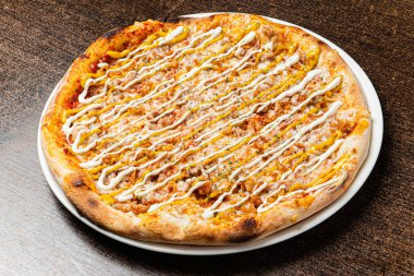 Tahta arka planda pizza.