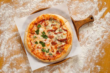 Tahtada ev yapımı İtalyan pizzası.