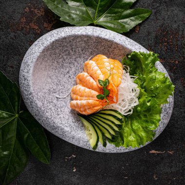 Taş tabakta Japon saşimi.