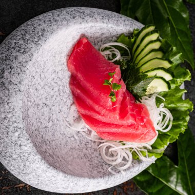 Taş tabakta Japon saşimi.