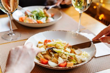 Restoranda akşam yemeği, kafede yemek yiyen arkadaşlar.