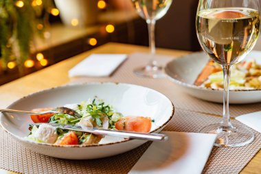 Restoranda akşam yemeği.