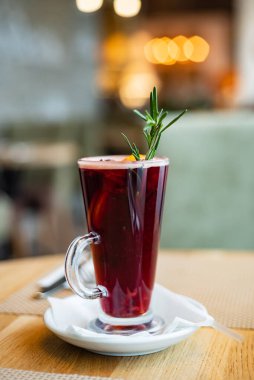 Baharatlı ve otlu kış içecekleri.