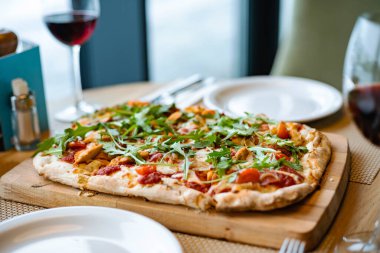 İtalyan pizzası kafede.