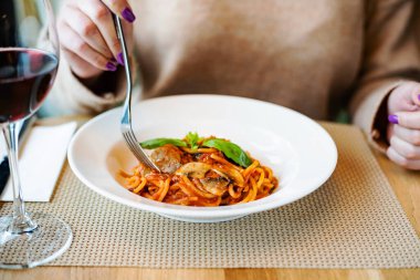 Kafedeki İtalyan makarnası.