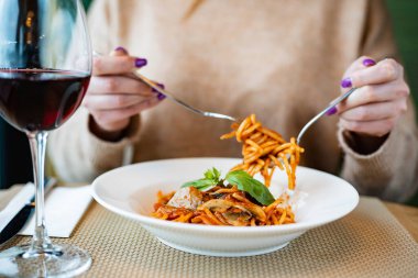 Kafedeki İtalyan makarnası.