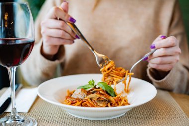 Kafedeki İtalyan makarnası.